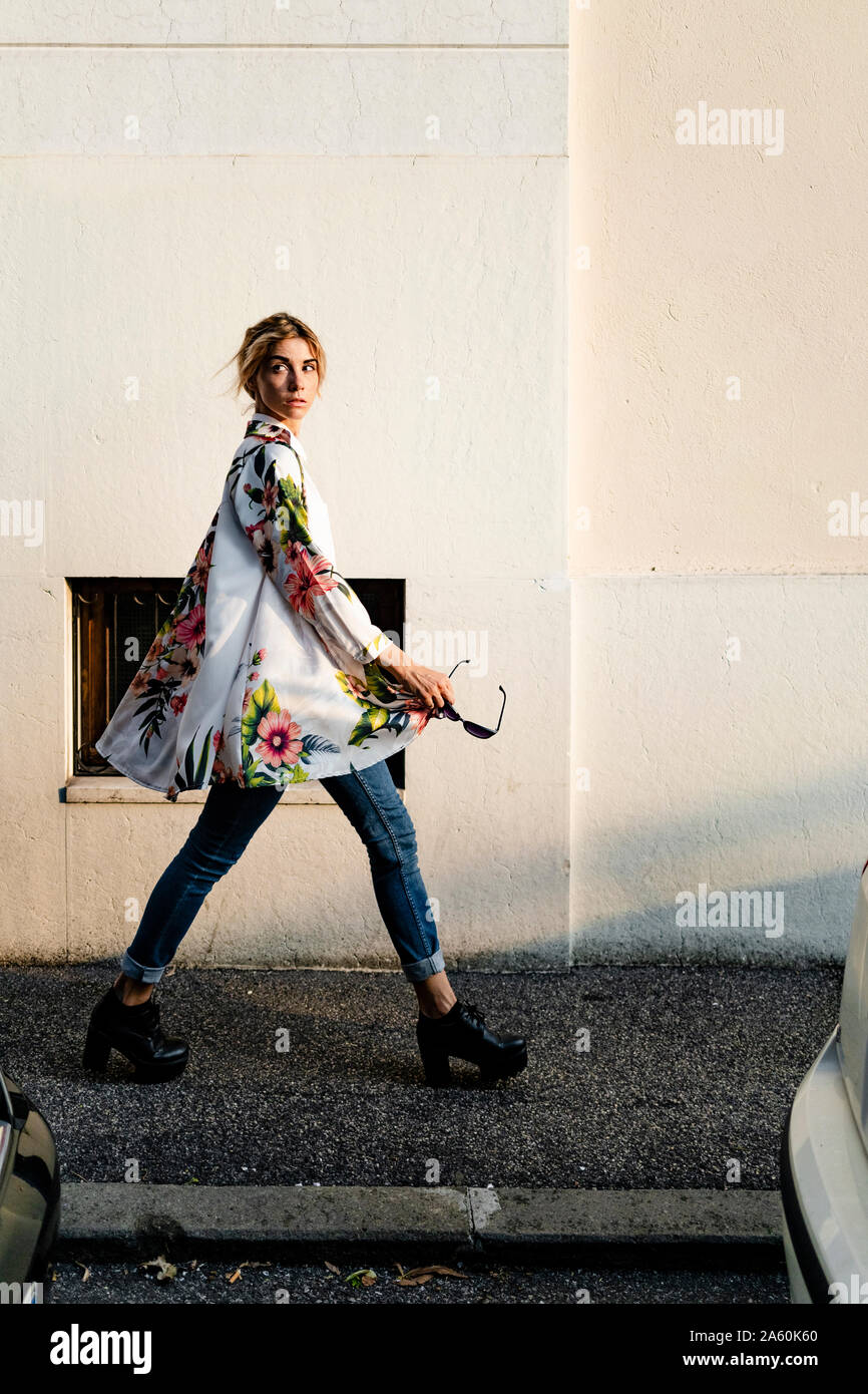 Femme marche à travers la ville Banque D'Images