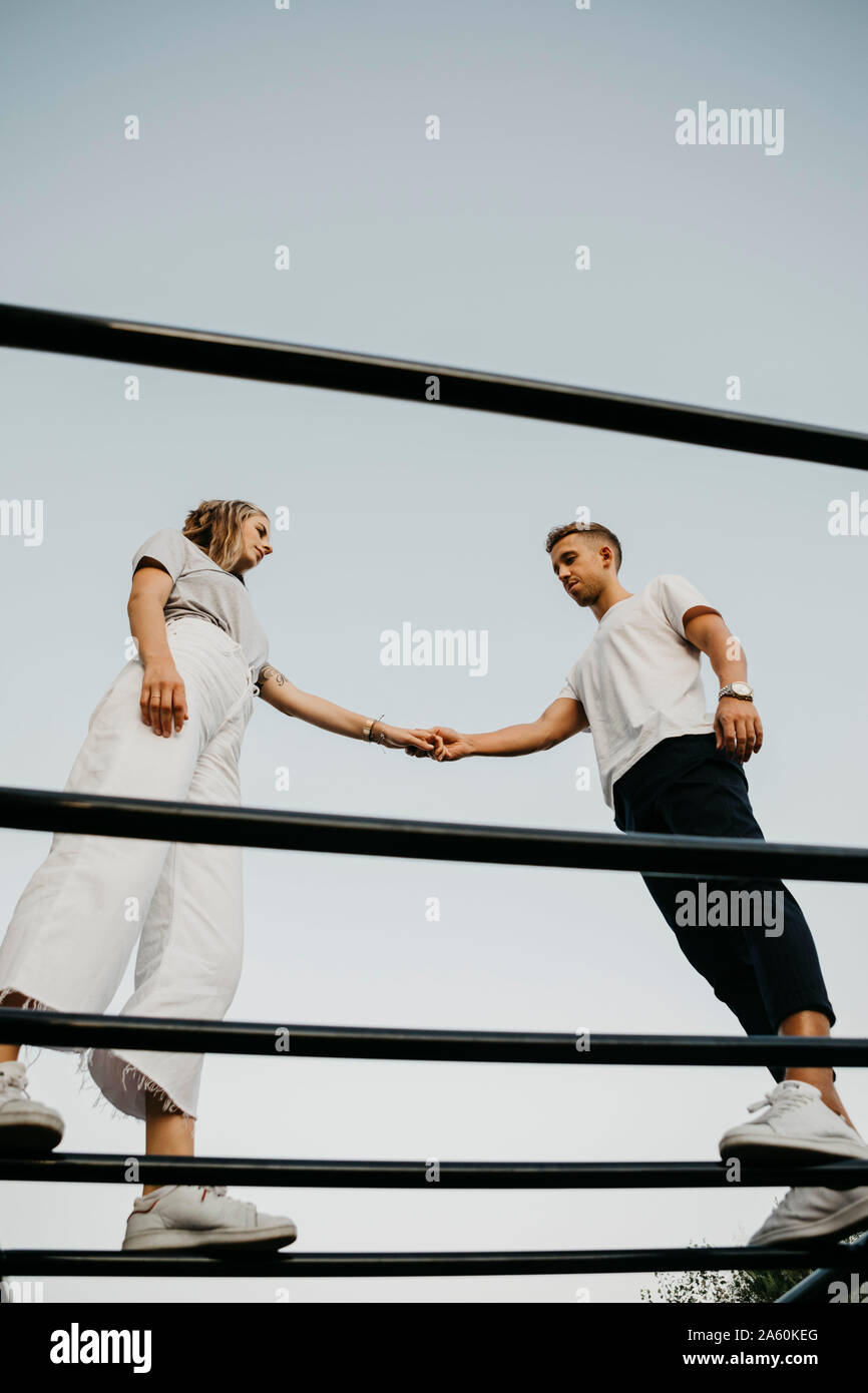 Jeune couple sur un mur d'escalade, d'en haut Banque D'Images