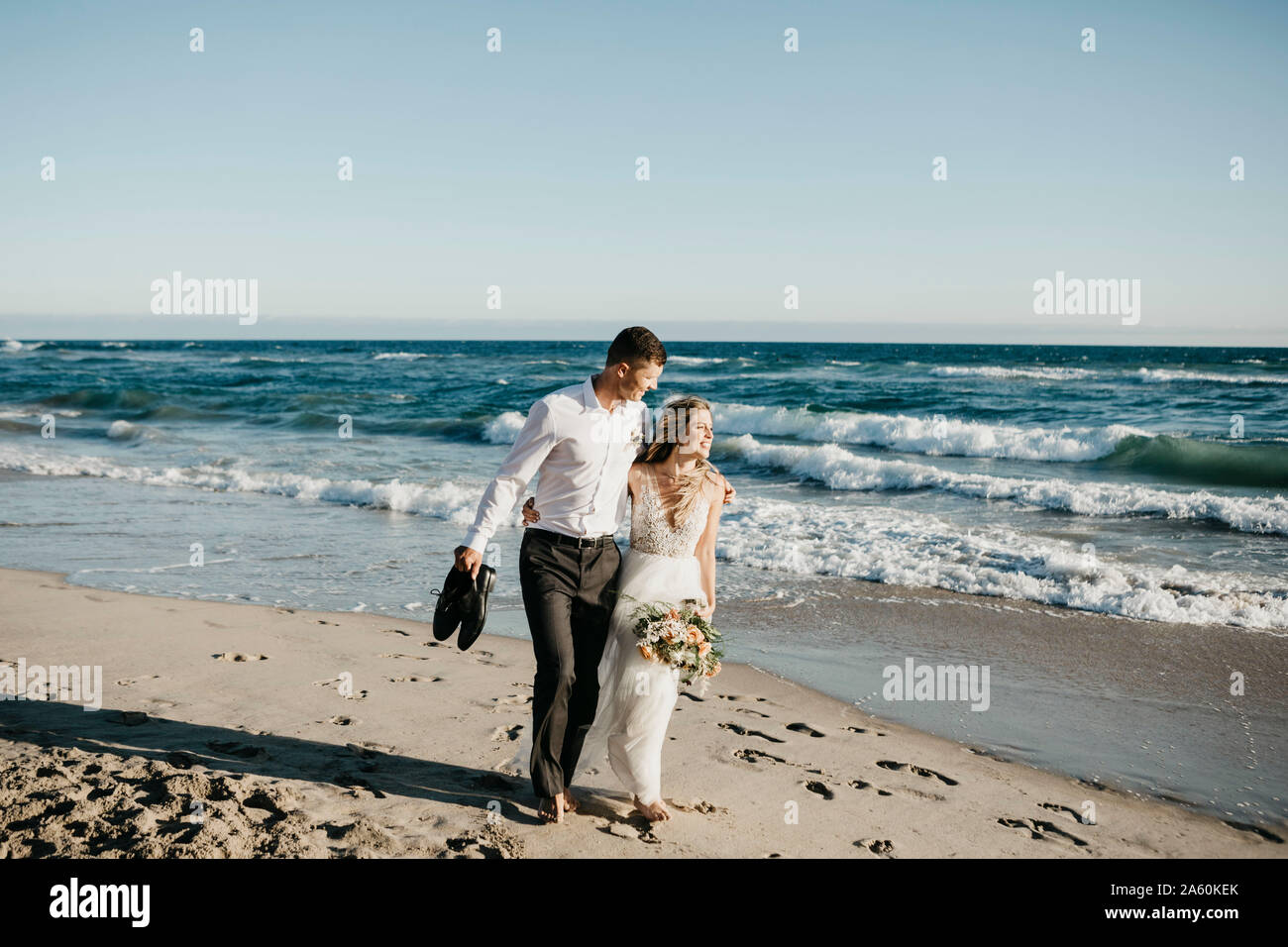 Bride and Groom Walking on the beach Banque D'Images Bride and Groom Walking on the beach Banque D'Images