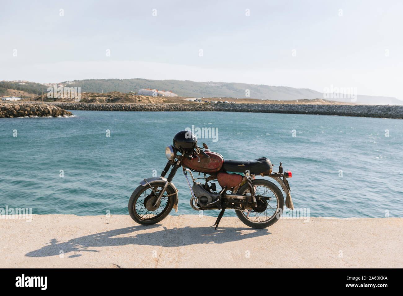 Voir de vieille moto sur le bord de la mer, Caldas da Rainha, Portugal Banque D'Images