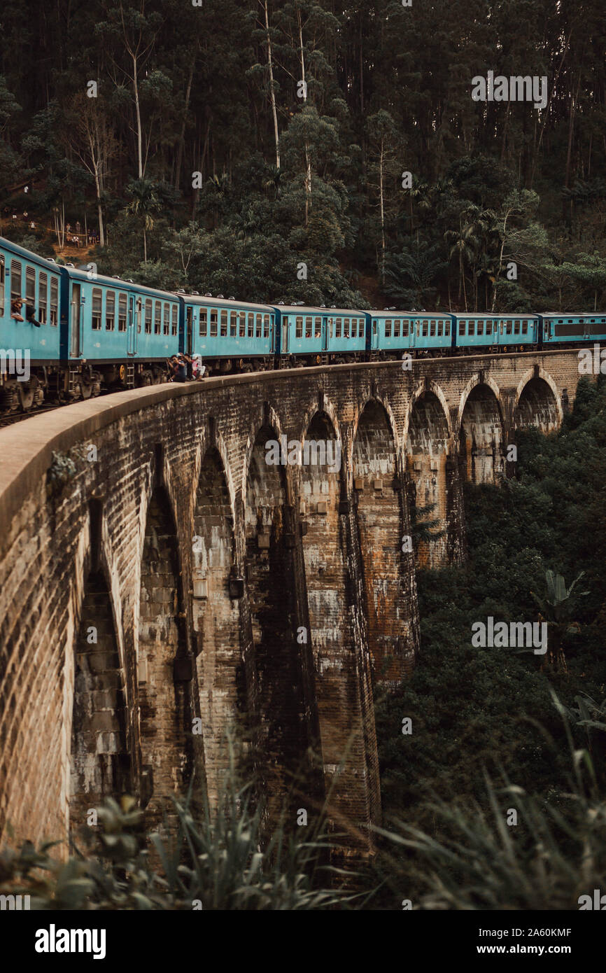 Billet Train pont en arc sur la forêt contre au Sri Lanka Banque D'Images