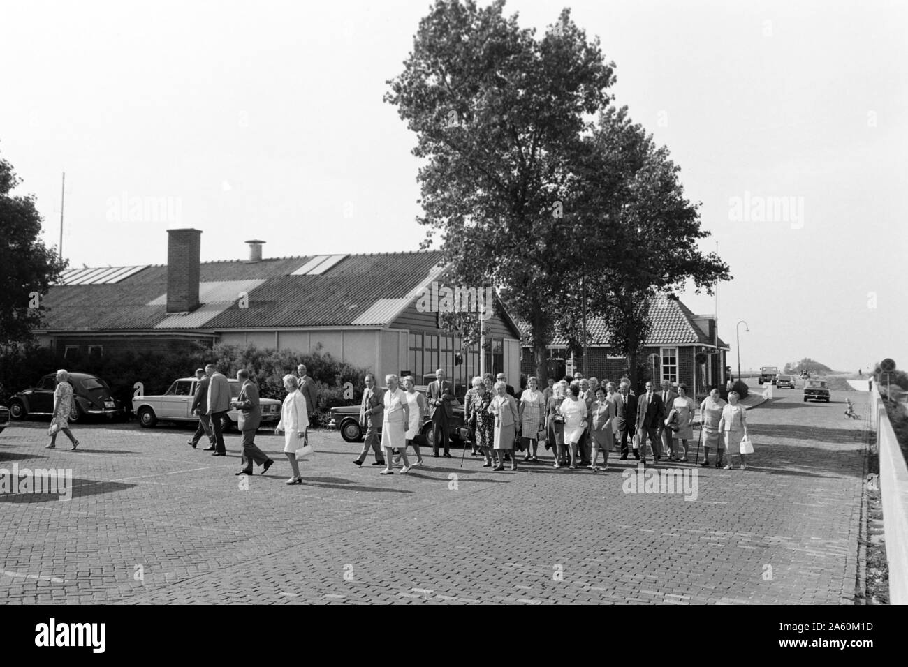 Les voyageurs dans un kommen, Lelystad Pays-Bas 1971. Les touristes arrivent en ville , Lelystad Pays-Bas 1971. Banque D'Images