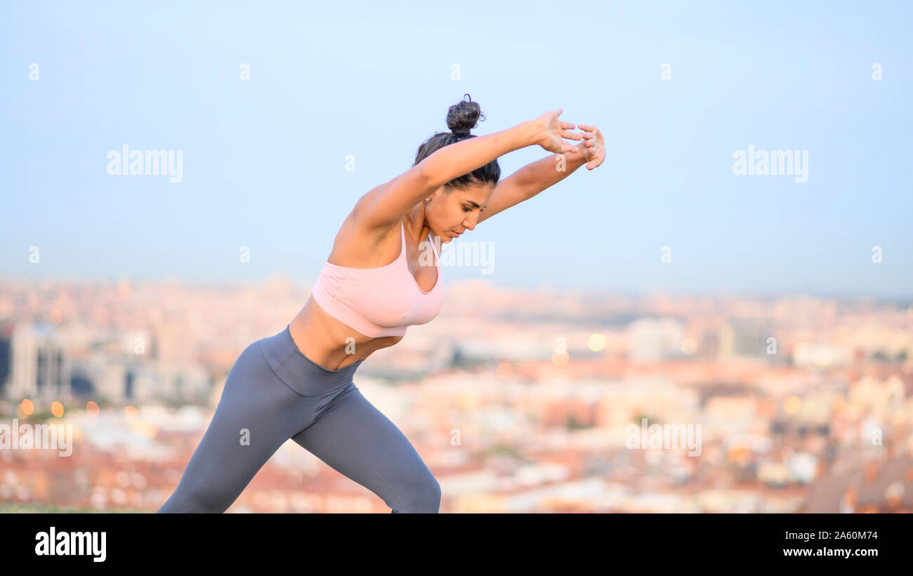 Femme d'effectuer des exercices en plein air hypopressive abdominale Banque D'Images