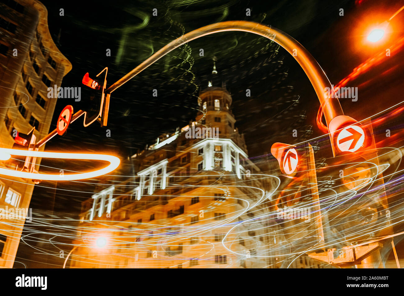 Les feux de circulation à nuit lumineux dans la ville de Madrid, l'exposition à long Banque D'Images