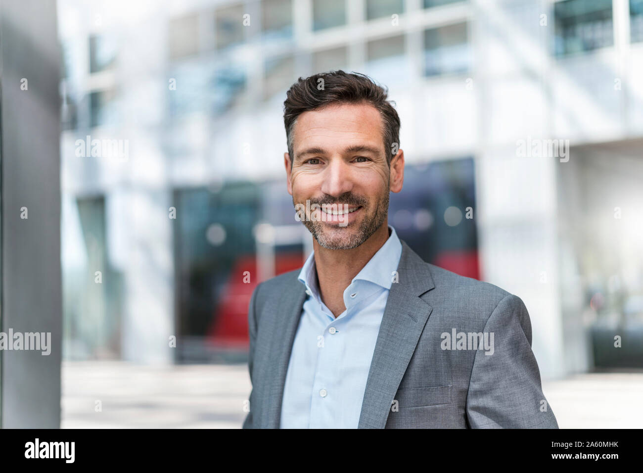 Portrait of smiling businessman outdoors Banque D'Images