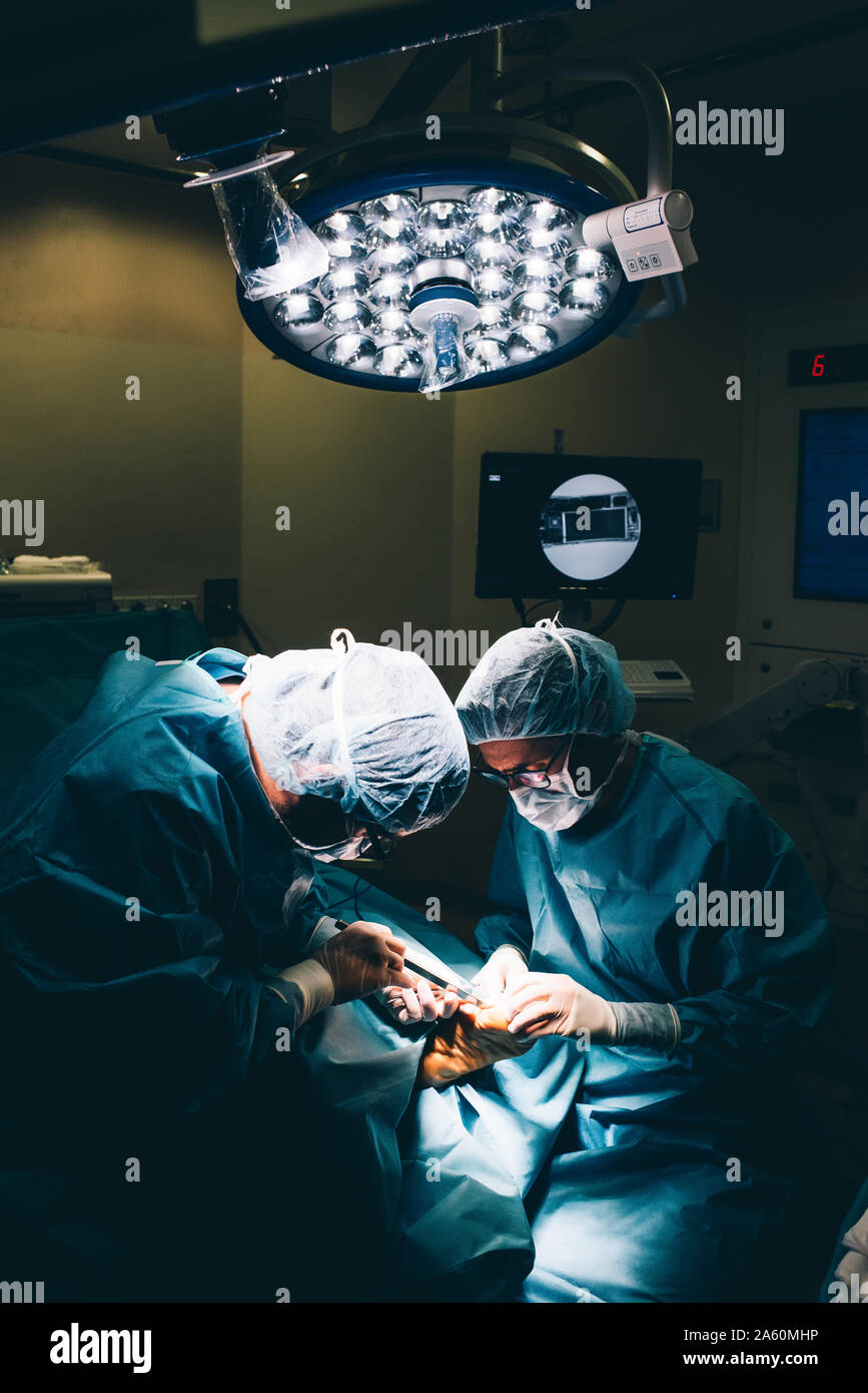 Chirurgiens lors d'une chirurgie du pied Banque D'Images