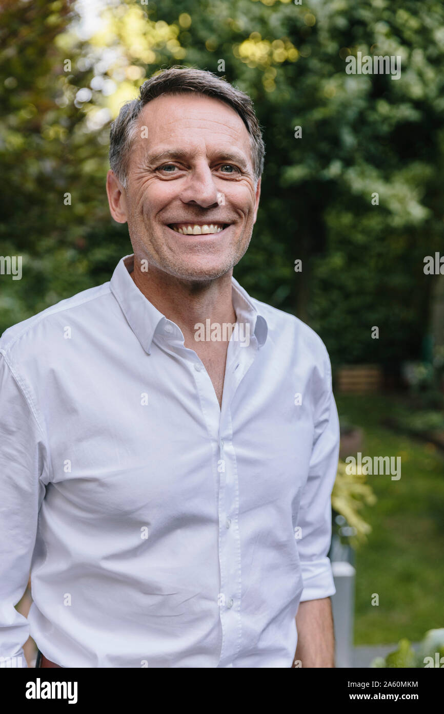 Portrait of smiling man dans le jardin Banque D'Images