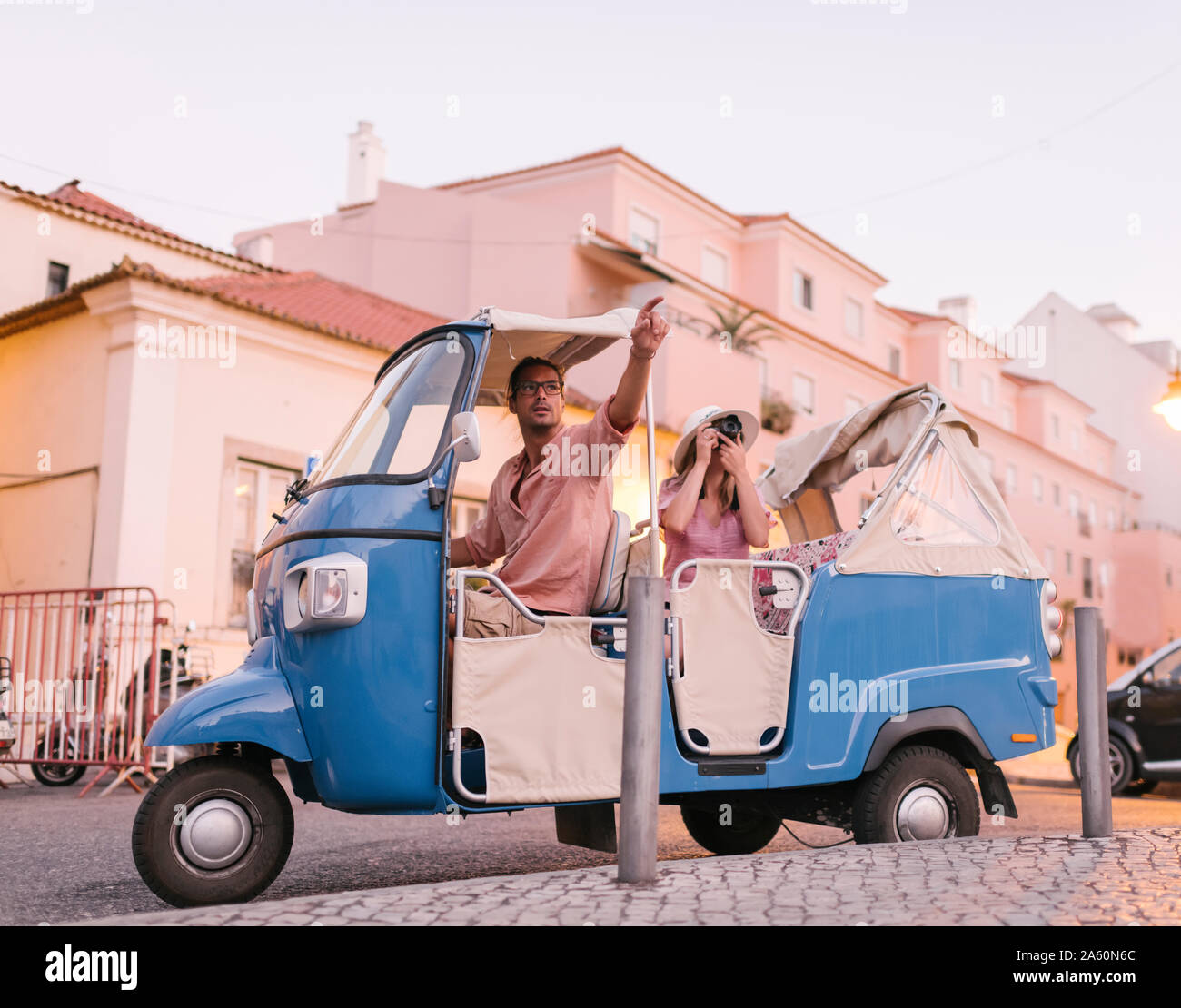 Tuk Tuk driver fournissant guidée de la ville à un touriste, Lisbonne, Portugal Banque D'Images