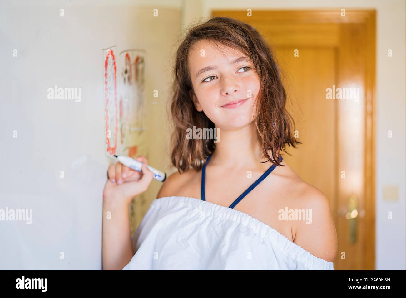Portrait of smiling girl s'appuyant sur un tableau. Banque D'Images