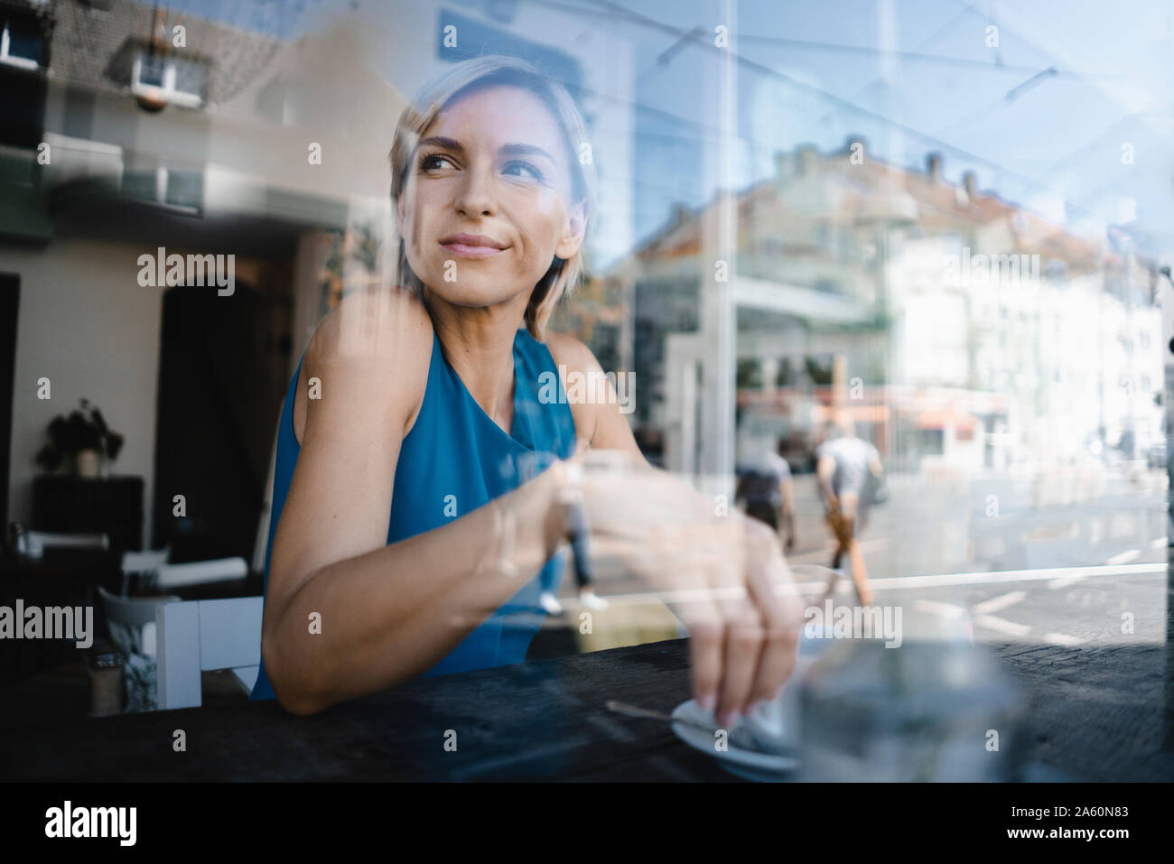 Businesswoman Taking a break in coffee shop Banque D'Images