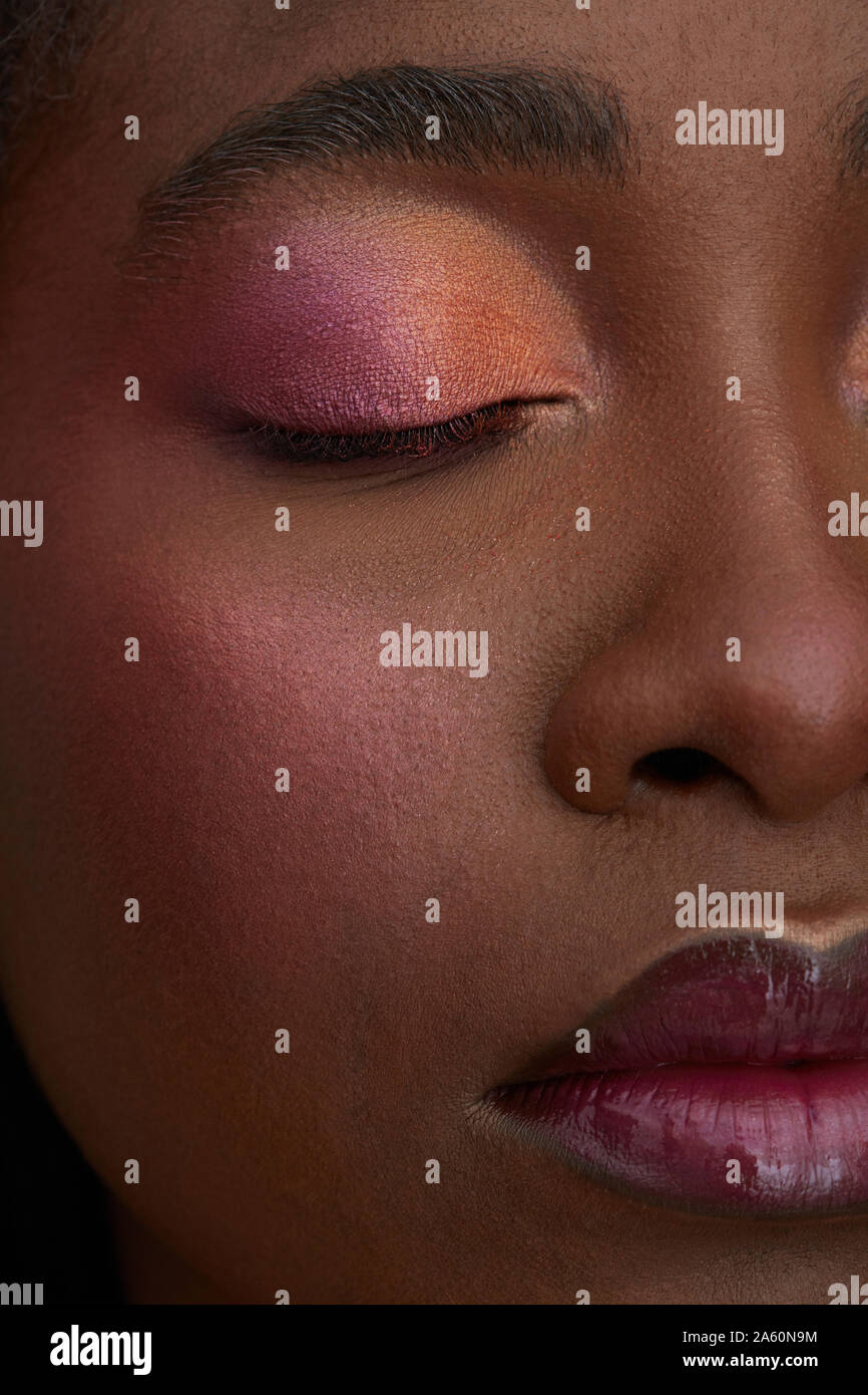 Portrait de femme africaine, l'oeil fermé, close-up, composé Banque D'Images
