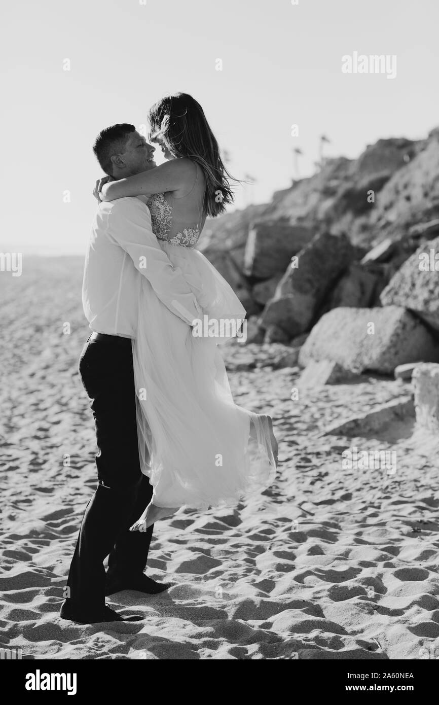 Happy Bride and Groom hugging sur la plage Banque D'Images