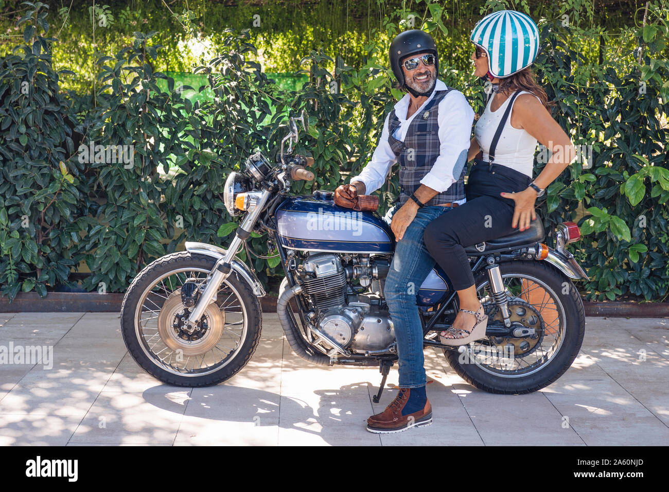 Couple sur une moto vintage Banque D'Images