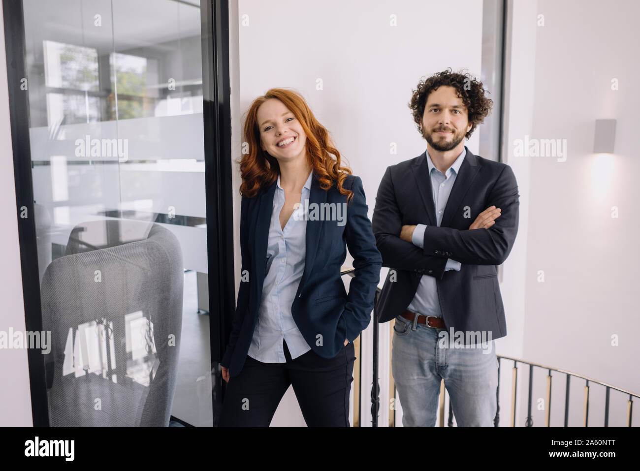 Portrait of businessman and businesswoman in office Banque D'Images