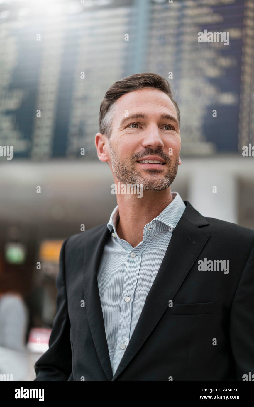 Portrait of businessman at arrivée départ à l'aéroport Banque D'Images