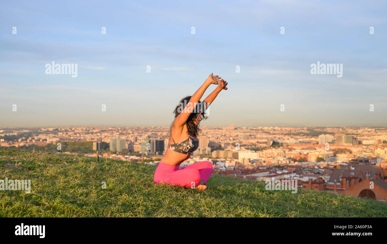 Femme d'effectuer des exercices en plein air hypopressive abdominale Banque D'Images