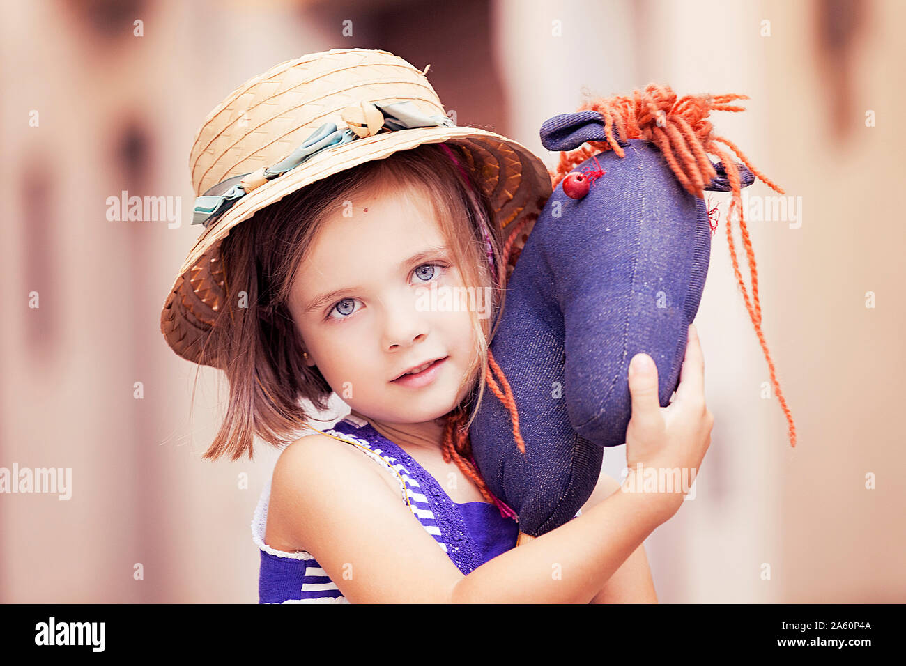 Portrait de petite fille avec hobby horse Banque D'Images