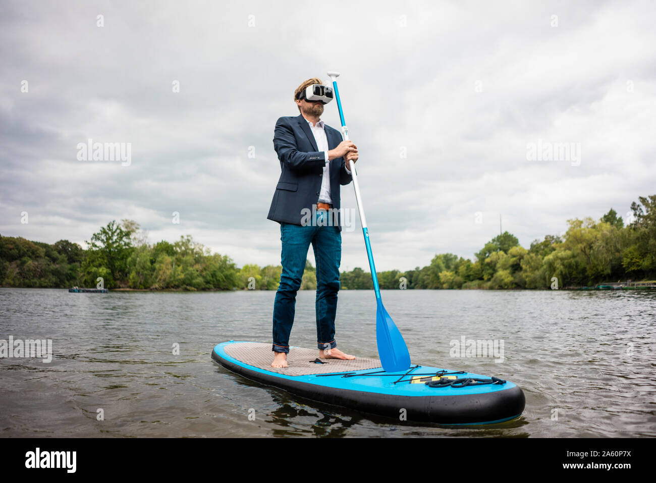 Businessman wearing glasses on VR conseil SUP sur un lac Photo Stock - Alamy