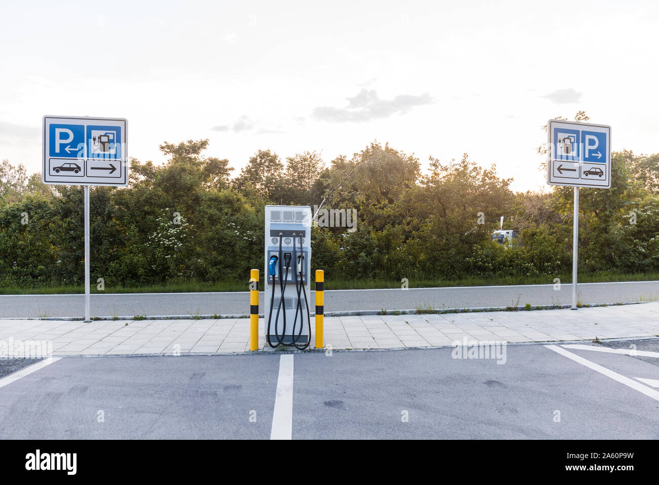 La station de recharge de véhicules électriques à l'autoroute Banque D'Images