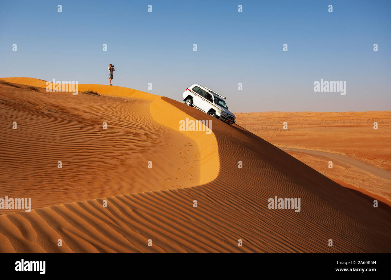 Homme avec véhicule hors route, prendre des photos dans le désert, Wahiba Sands, Oman Banque D'Images