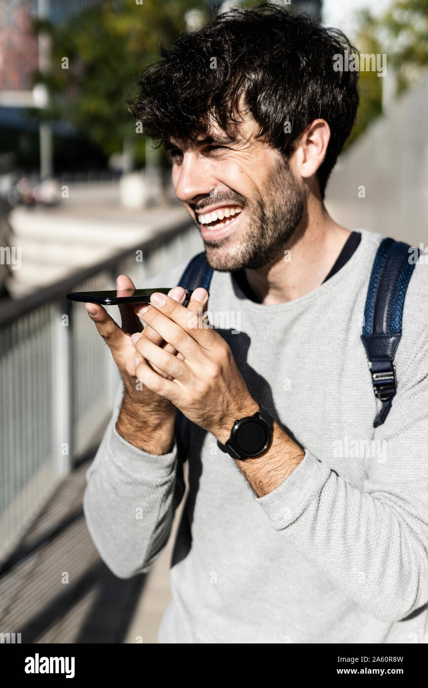 Happy man using smartphone dans la ville Banque D'Images