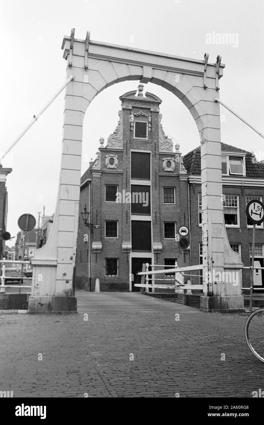 Bild einer Brücke über eine führt die Graacht, Alkmaar Pays-bas 1971. Photo d'un pont traversant une Graacht, Alkmaar Pays-bas 1971. Banque D'Images