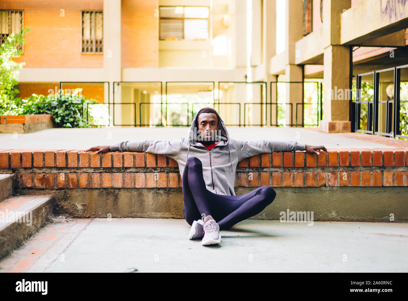 Jeune homme sportif de prendre une pause de workout Banque D'Images