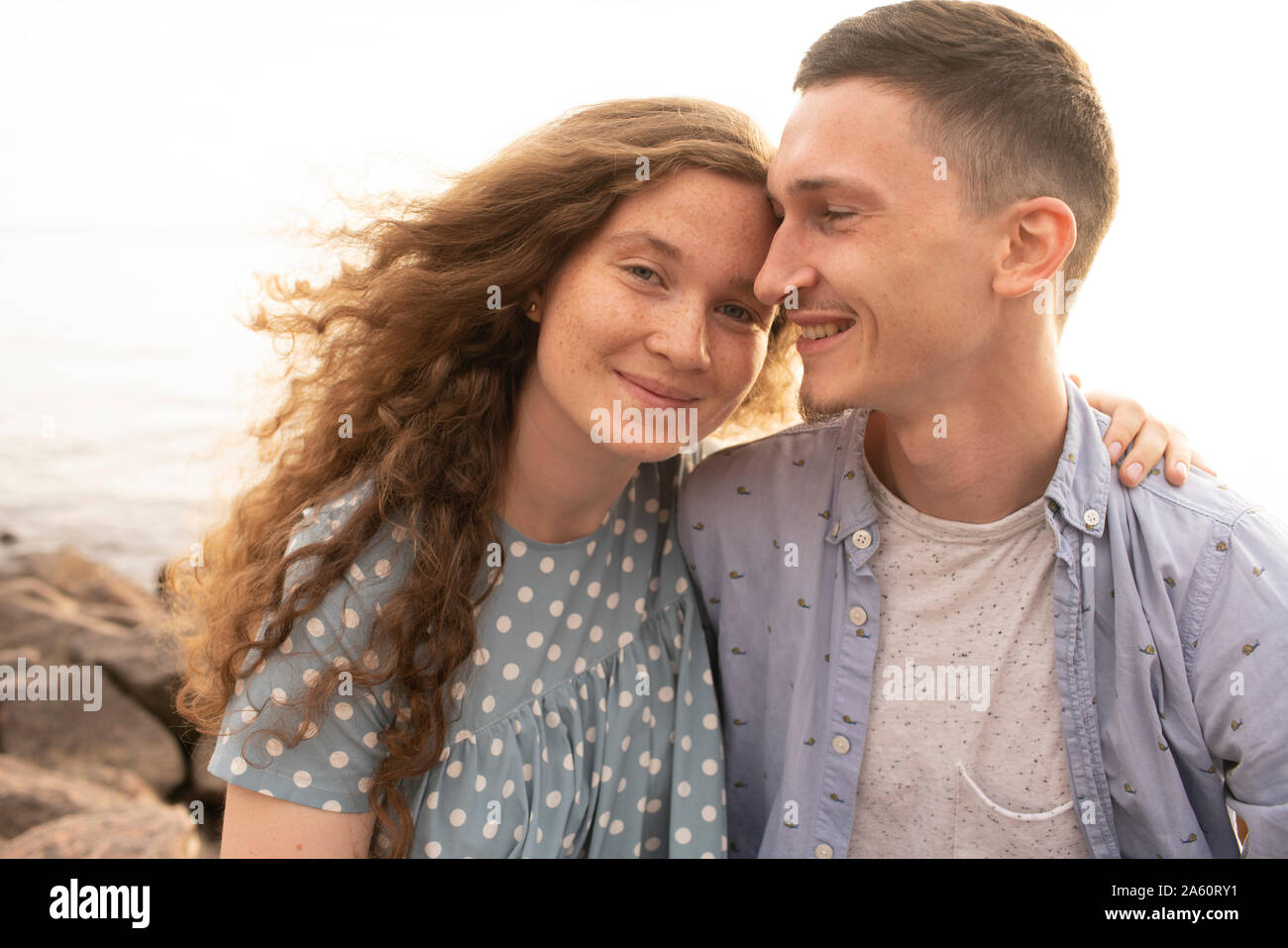 Portrait du jeune couple à la plage Banque D'Images