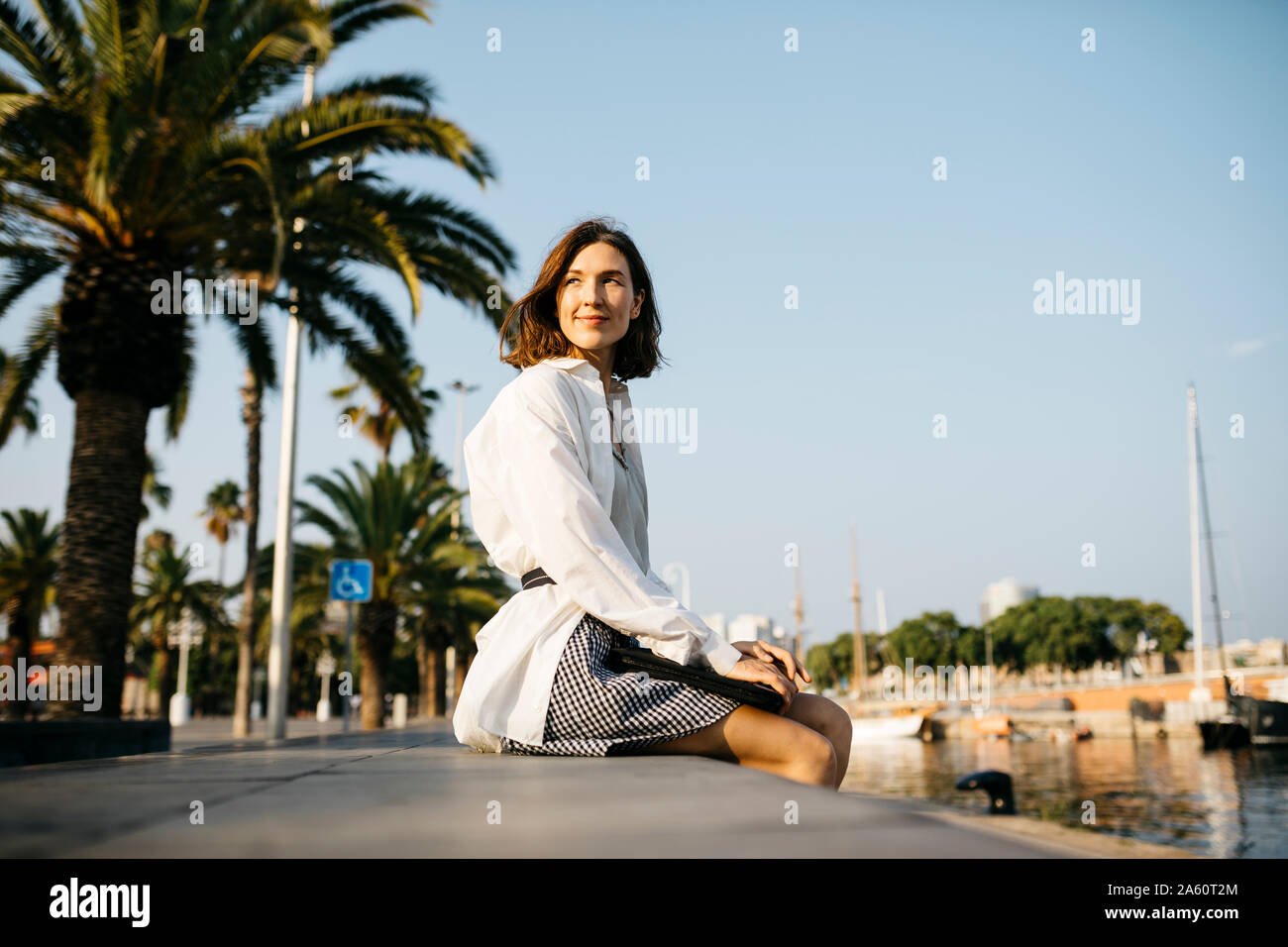 Jolie man à la marina après le travail, la détente Banque D'Images