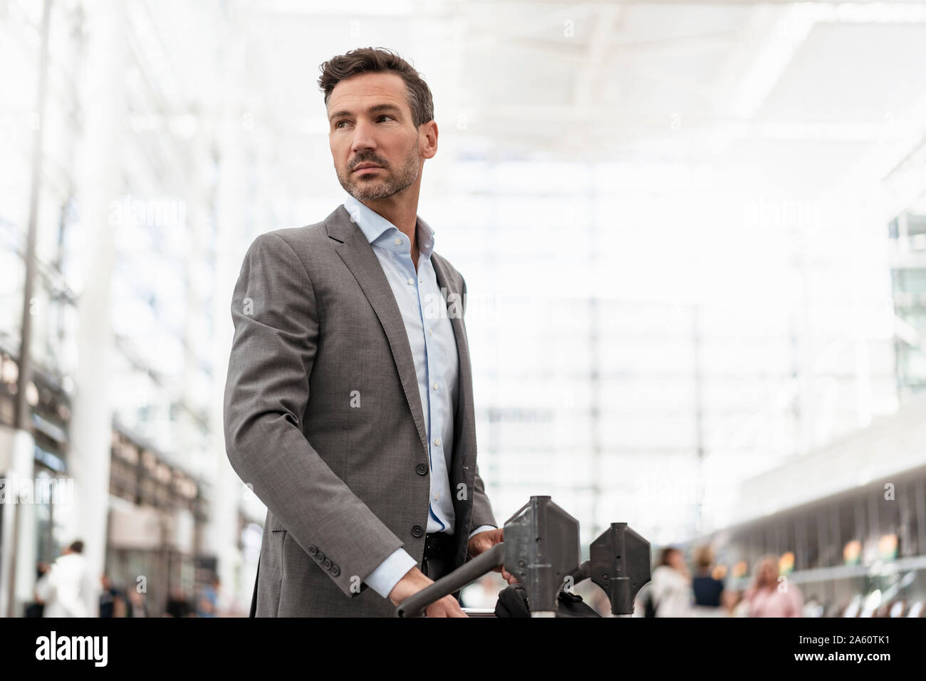 Businessman with luggage cart atb l'aéroport Banque D'Images