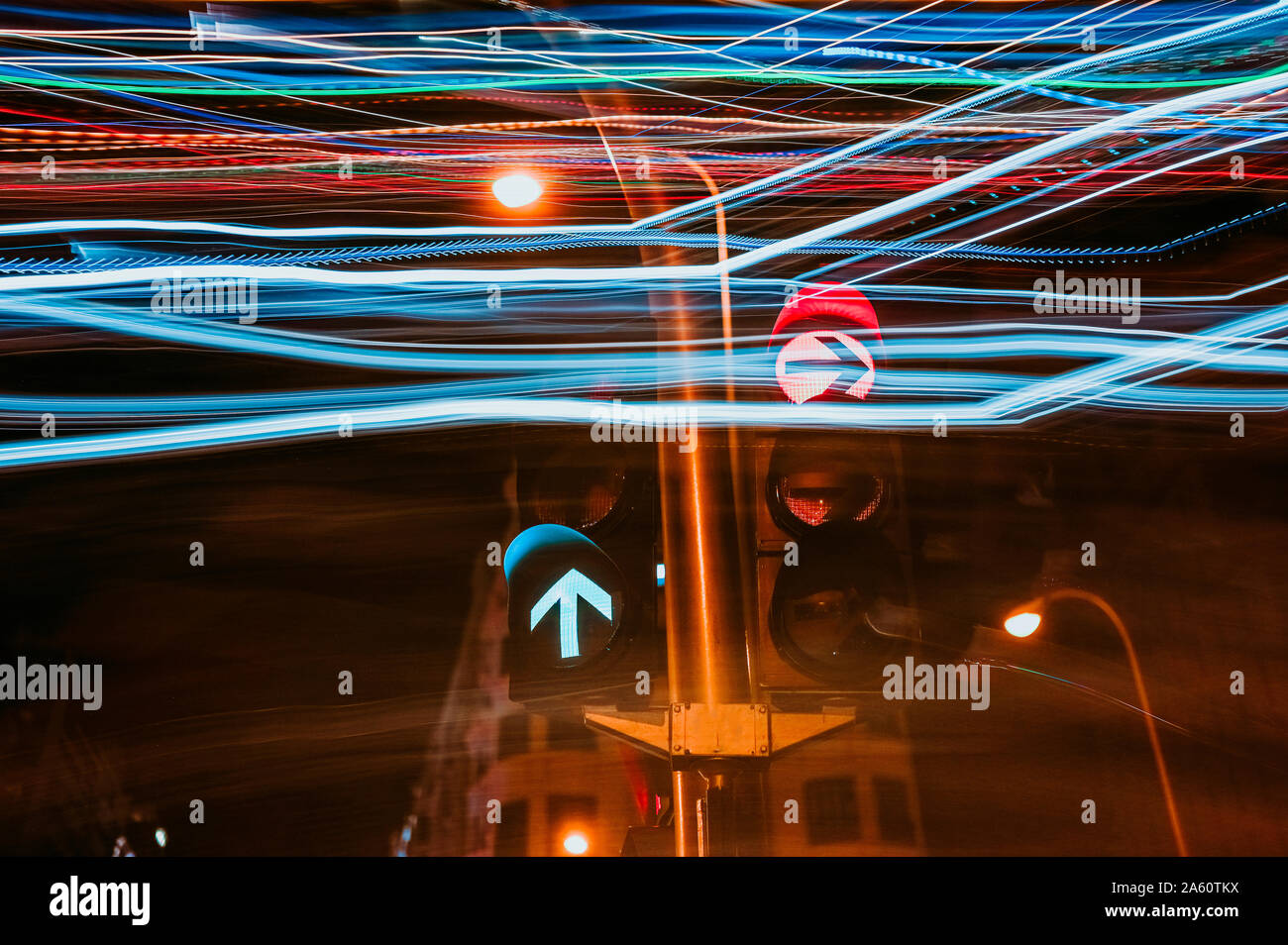 Les feux de circulation à nuit lumineux dans la ville de Madrid, l'exposition à long Banque D'Images