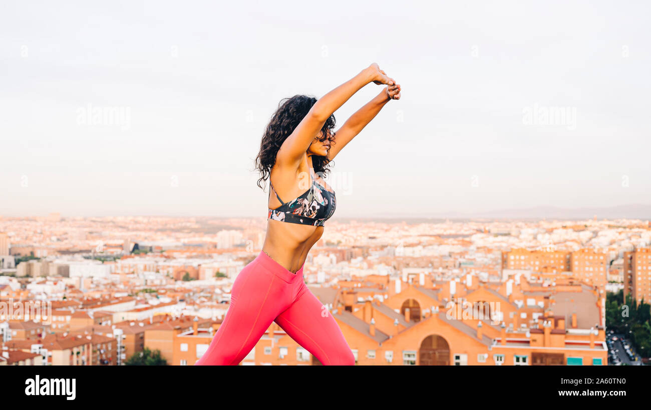 Femme d'effectuer des exercices en plein air hypopressive abdominale Banque D'Images