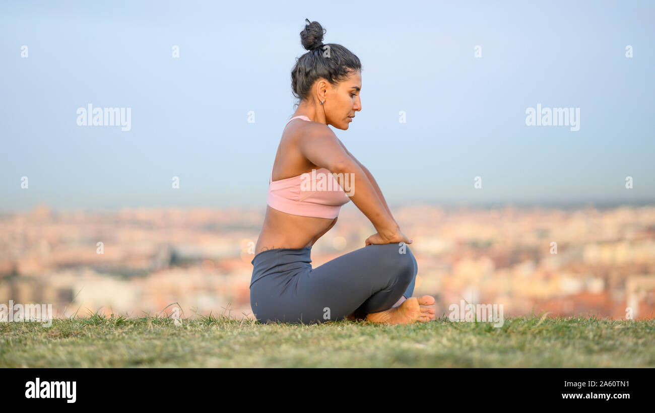 Femme d'effectuer des exercices en plein air hypopressive abdominale Banque D'Images