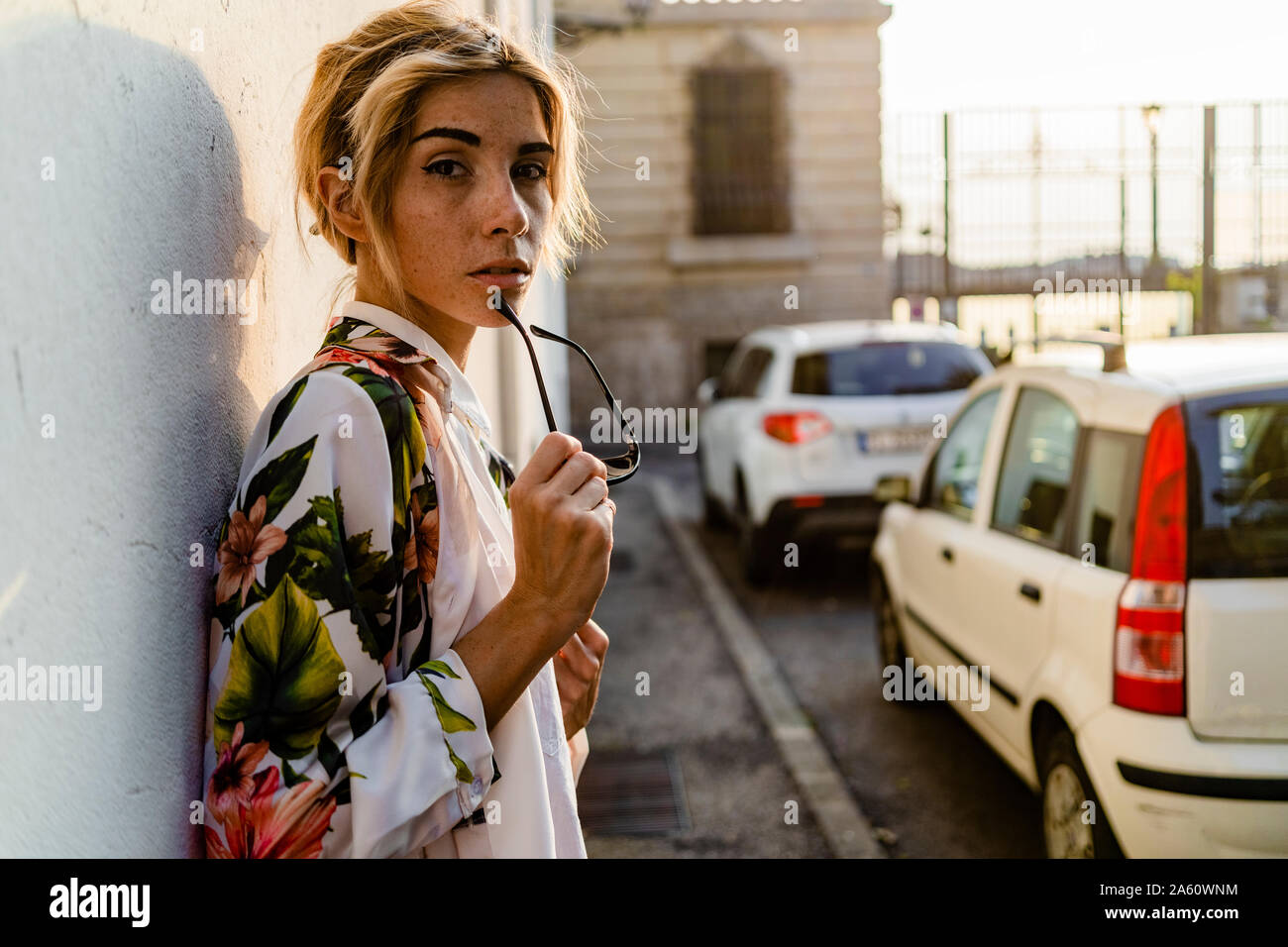 Portrait de jeune femme pensive dans la ville Banque D'Images