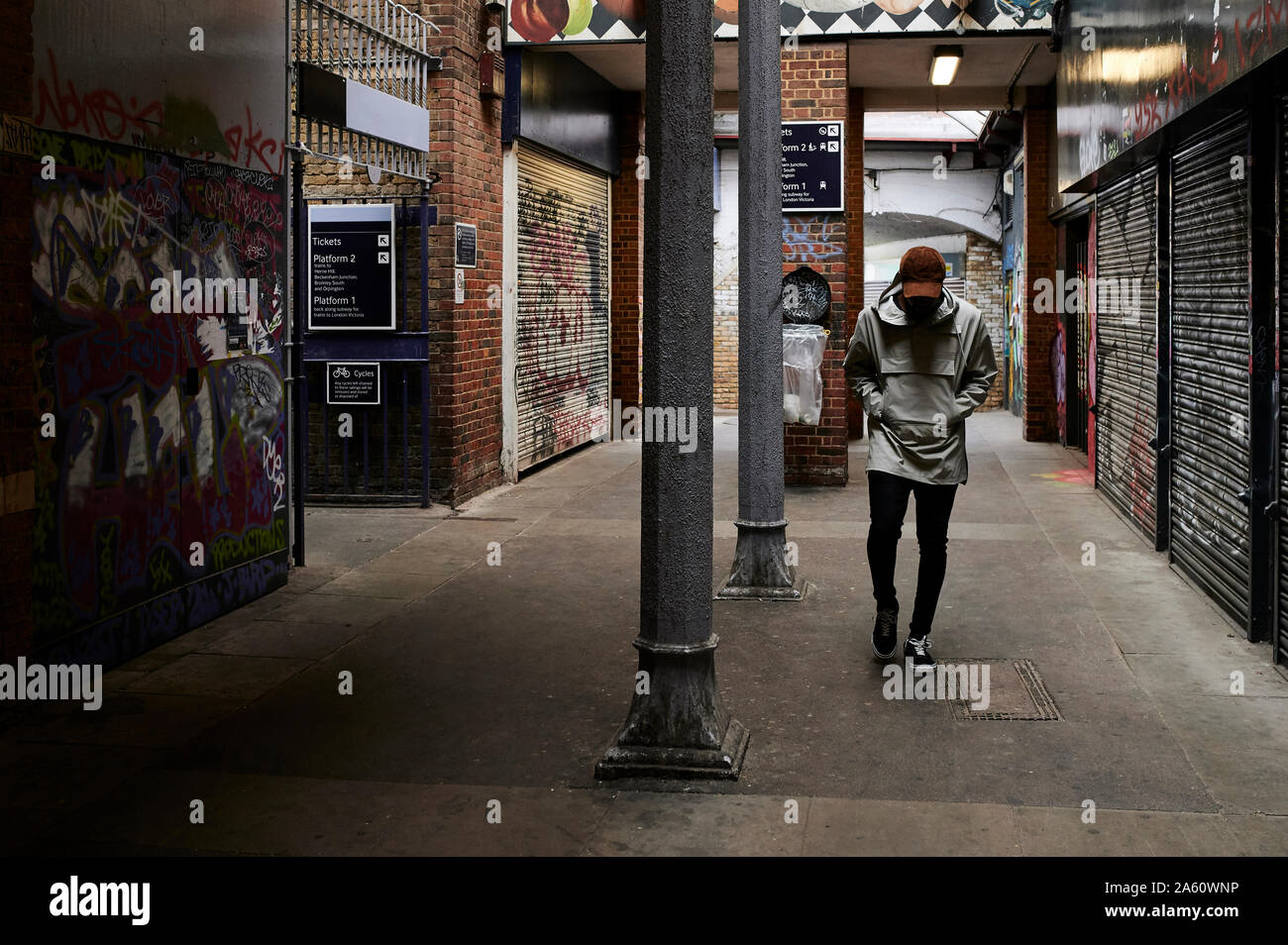 Homme marchant dans un passage souterrain, London, UK Banque D'Images