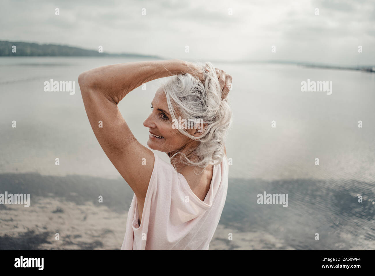 Les cheveux blancs senior woman posing by the sea Banque D'Images