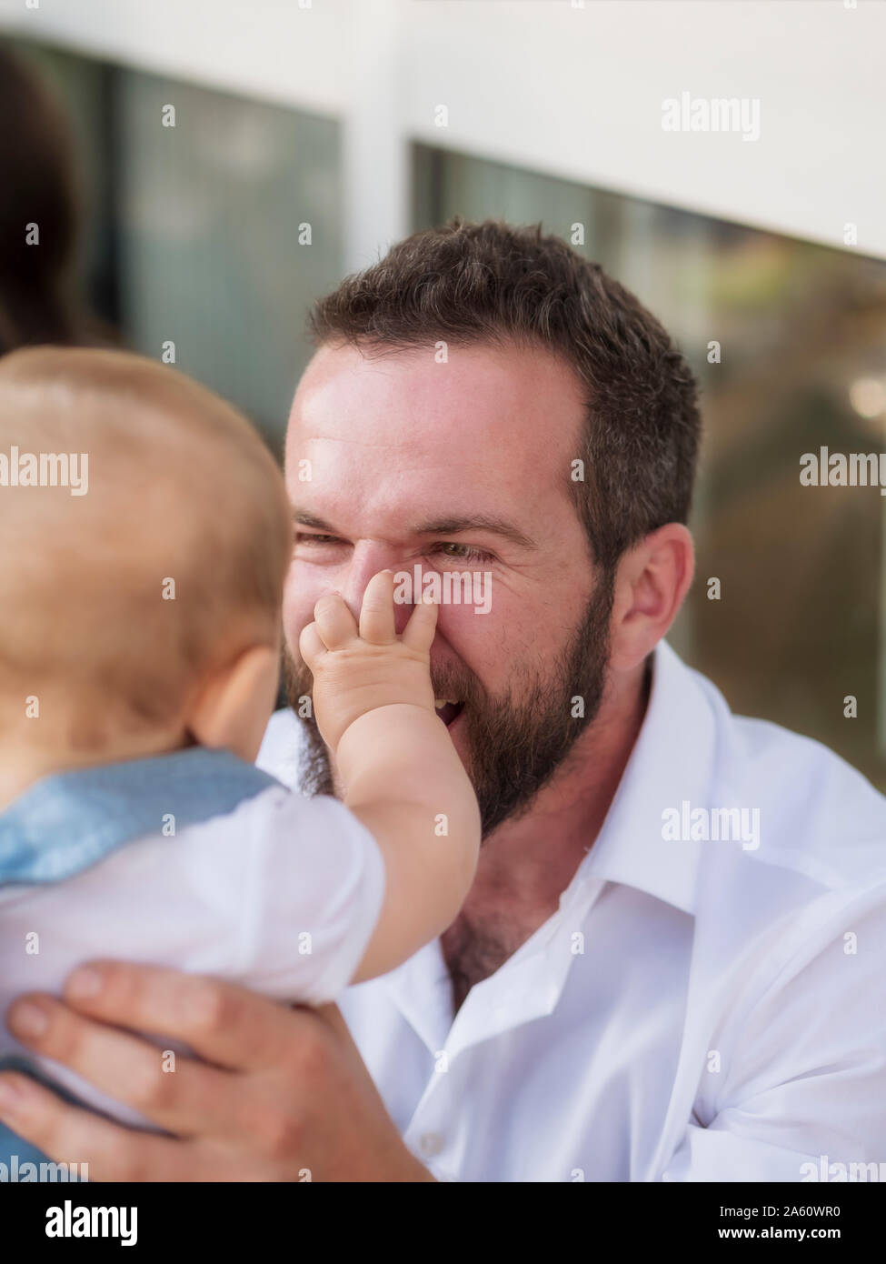 Man Playing with baby girl, pincer le nez Banque D'Images