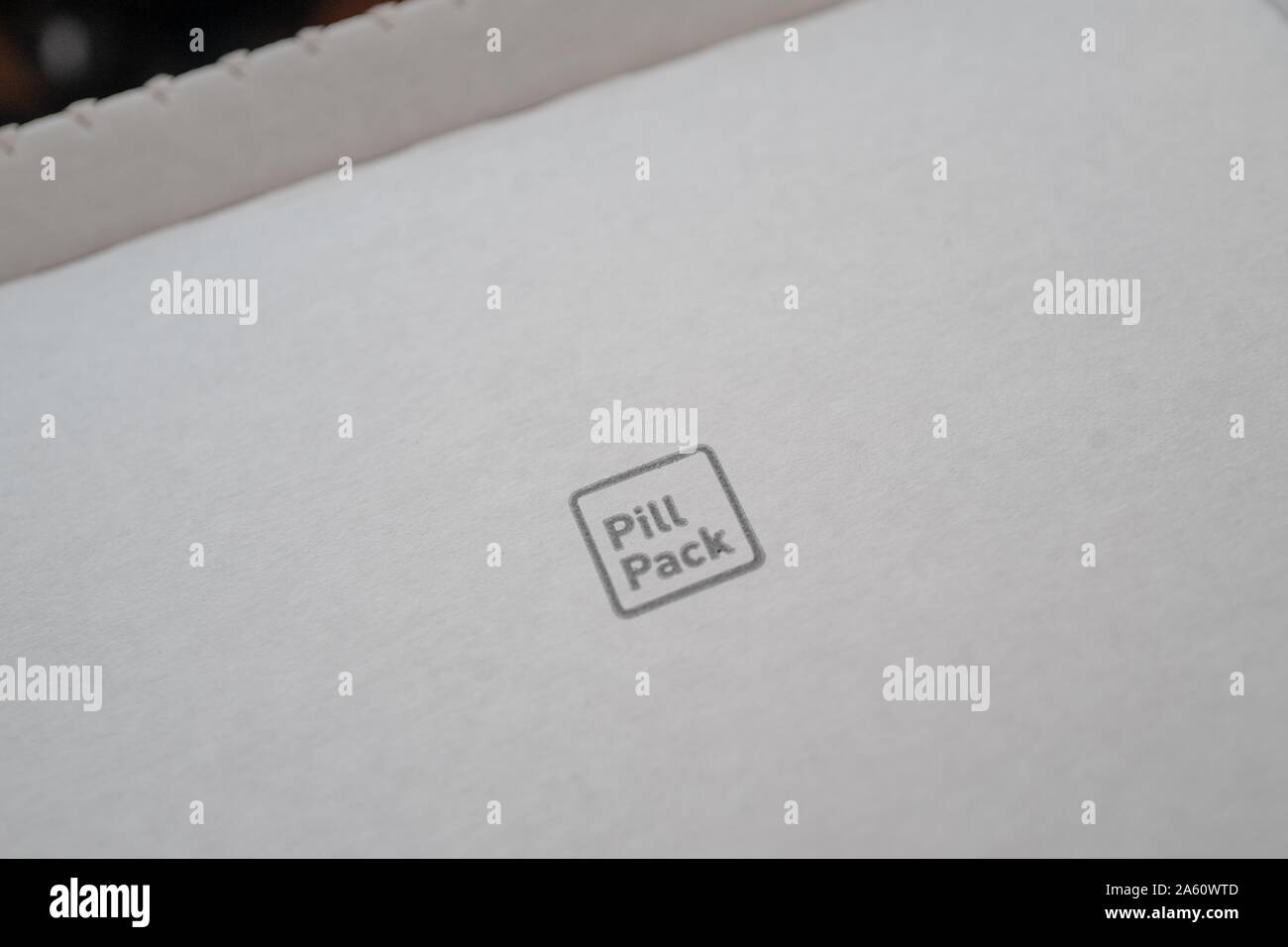 Gros plan du logo sur l'emballage minimaliste pour le démarrage de la pharmacie par commande de courrier technologique Pilpack, acquis par Amazon, San Ramon, Californie, 17 septembre 2019. () Banque D'Images