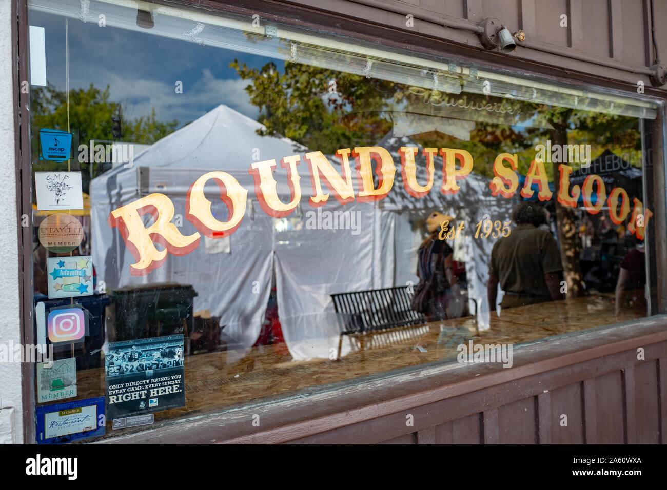 Gros plan sur le logo de Roundup Saloon, un bar établi à l'origine en 1935 et parmi les plus anciennes entreprises de Lafayette, Californie, 22 septembre 2019. () Banque D'Images