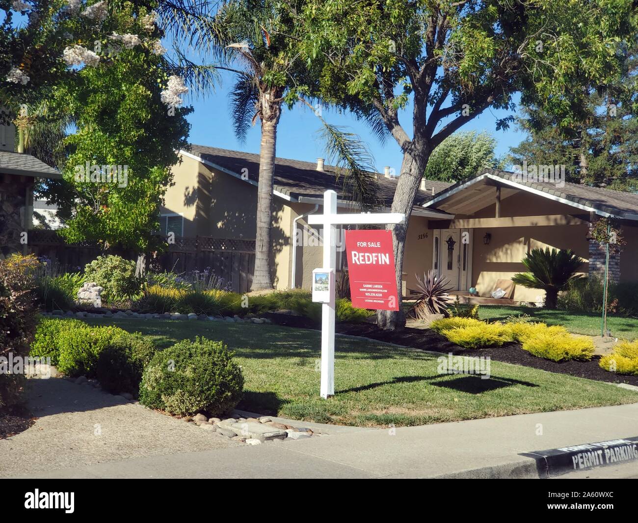 Signe pour le realtor Redfin piloté par la technologie sur la maison à vendre à San Ramon, Californie, 17 septembre 2019. () Banque D'Images