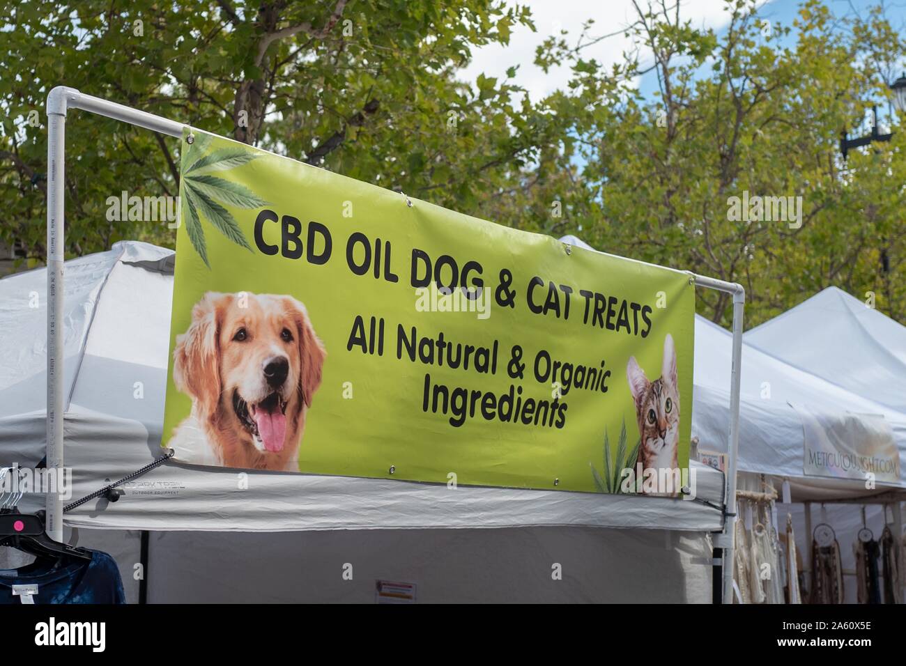 Gros plan de la bannière pour un vendeur vendant des friandises pour chats et chiens perfusés avec l'huile de CBD, à la suite de la légalisation des produits dérivés du chanvre en 2018, Lafayette, Californie, 22 septembre 2019. () Banque D'Images