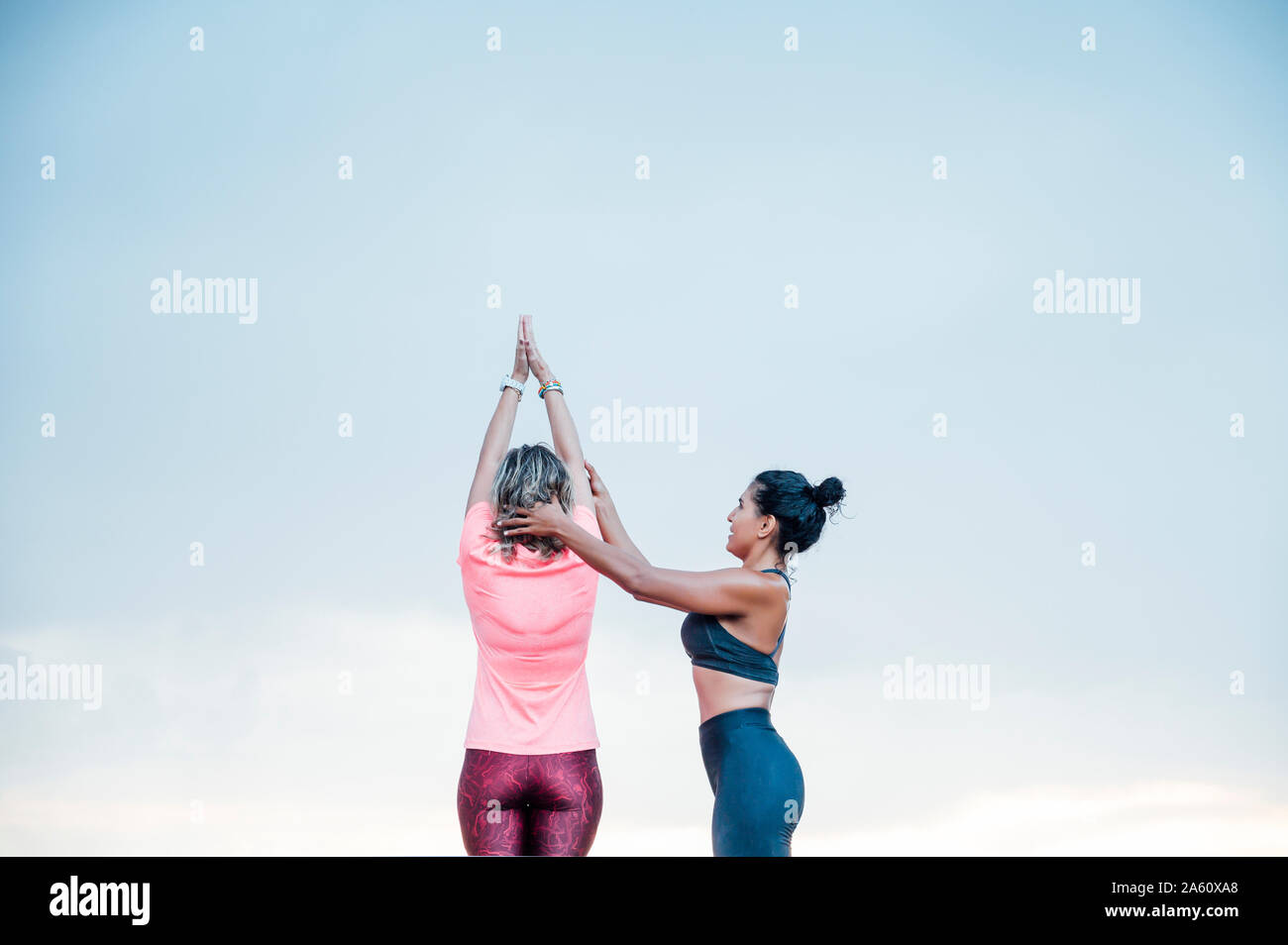 L'enseignement du yoga pour femme senior woman Banque D'Images