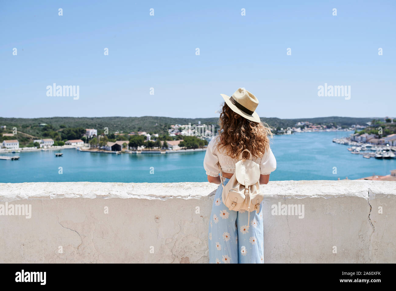 Vue arrière du jeune femme debout à view point, Minorque, Espagne Banque D'Images