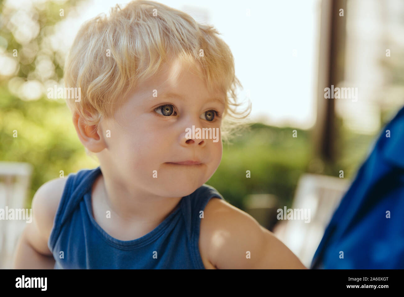 Portrait d'un petit garçon blond au soleil Banque D'Images