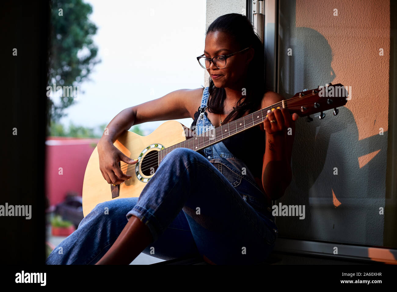 Femme africaine, jouer guitare Banque de photographies et d'images à haute  résolution - Alamy