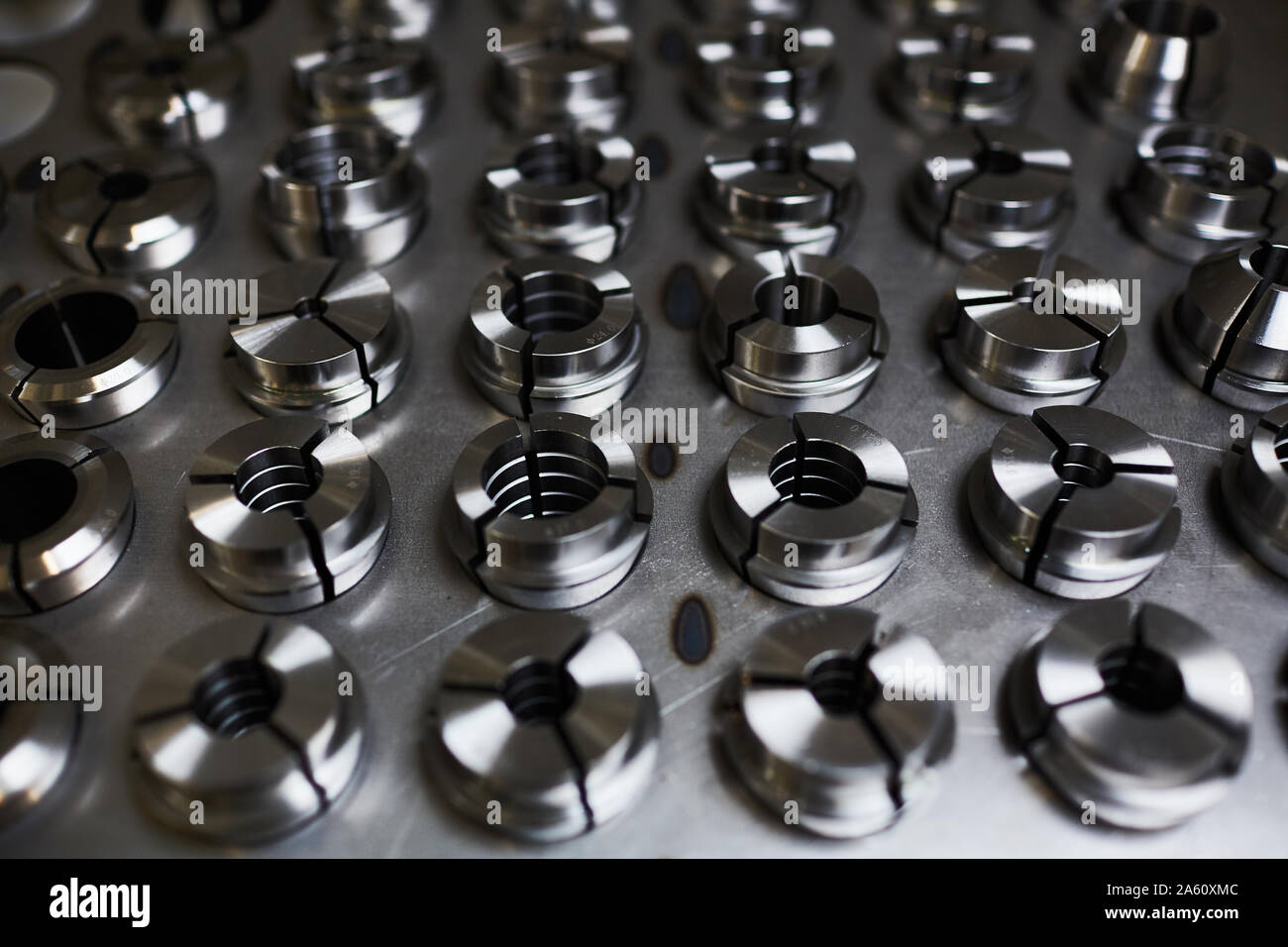 Close-up du panneau métallique avec de nouvelles vis métalliques produites dans l'usine Banque D'Images