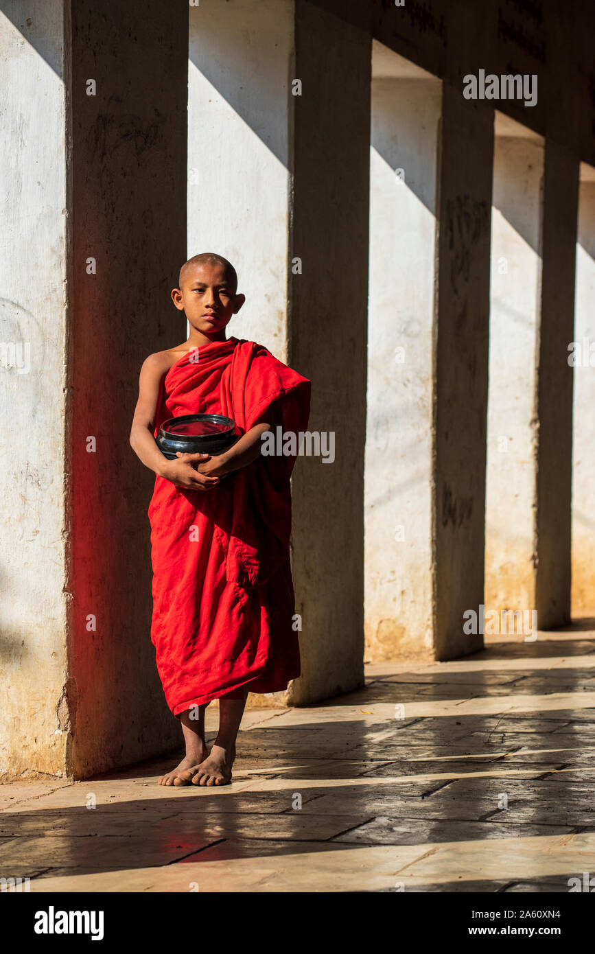 Moine Bouddhiste Novice tenait un bol dans la Pagode Shwezigon Bagan Nyaung U, en (païenne), le Myanmar (Birmanie), l'Asie Banque D'Images
