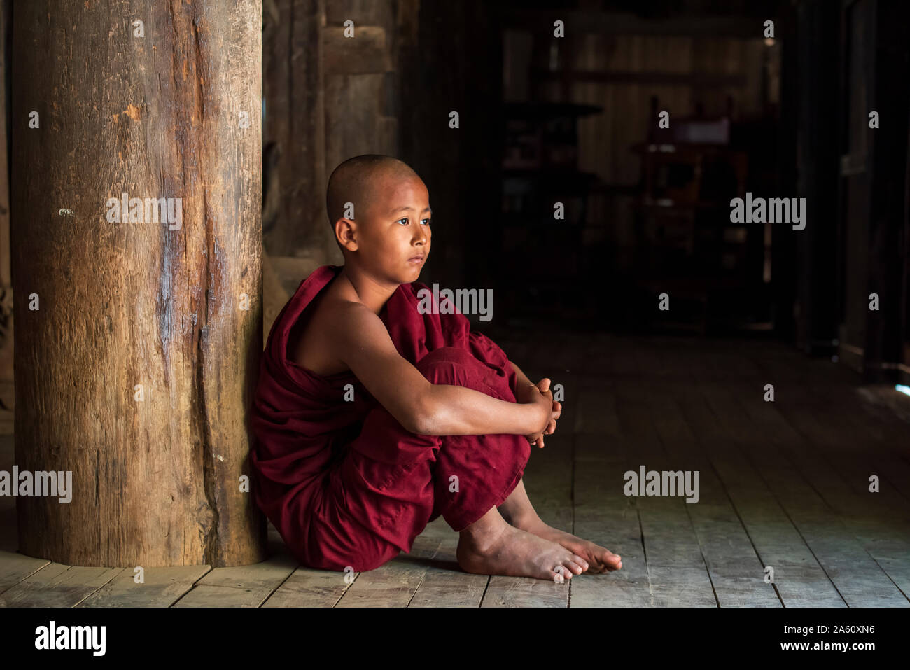 Jeune moine bouddhiste au temple, Bagan (Pagan), le Myanmar (Birmanie), l'Asie Banque D'Images