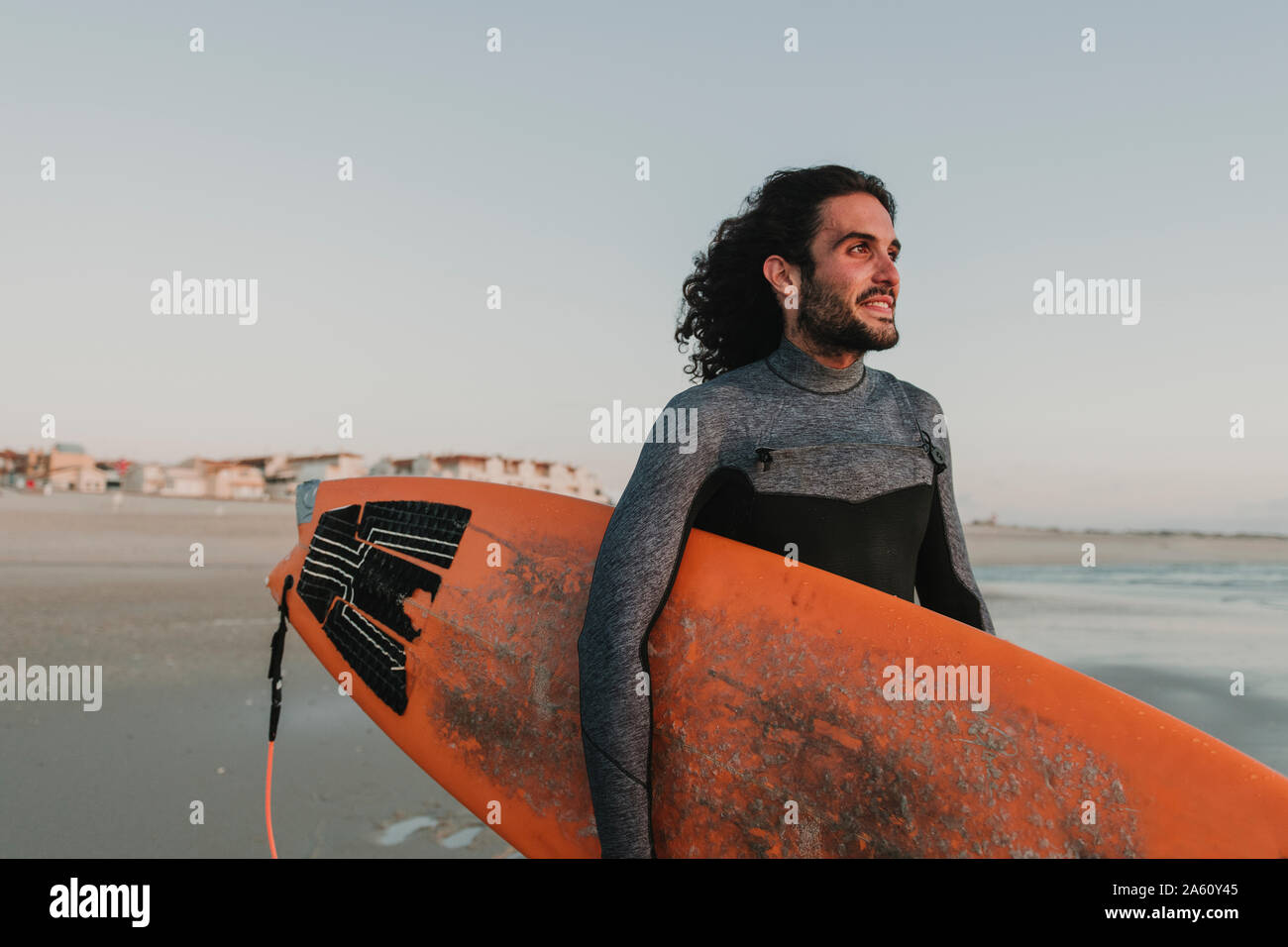 Portrait de surfeur sur la plage au coucher du soleil, Costa Nova, Portugal Banque D'Images