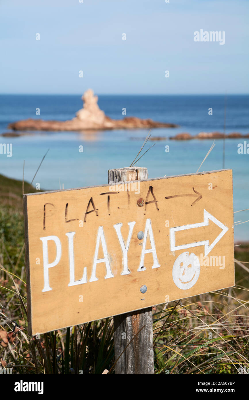 Close-up of beach sign against sky au cours de journée ensoleillée, Minorque, Espagne Banque D'Images